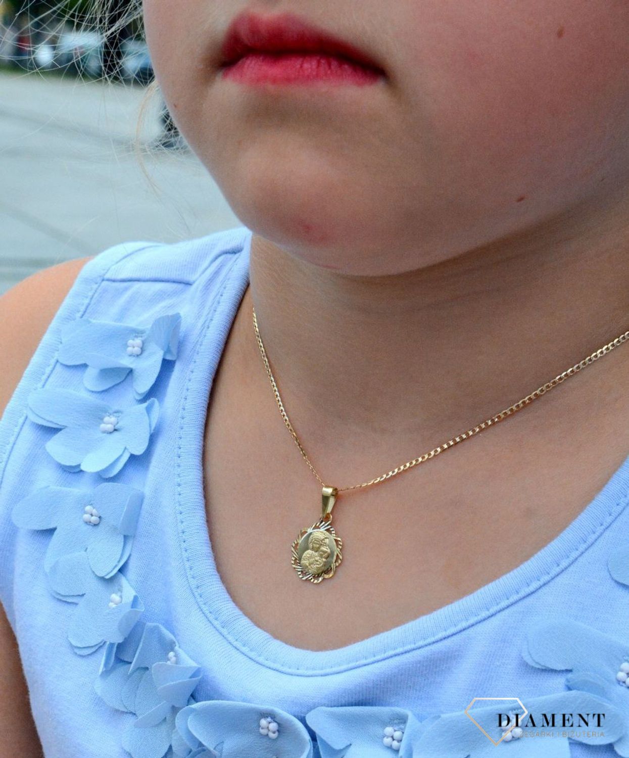 Złota zawieszka medalik pr333 Matka Boska ZA 6760 333. Medalik będący wspaniałą pamiątką i prezentem z okazji chrztu, komunii czy bierzmowania. Zawieszka wykonana ze złota próby 333. Piękna biżuteria o bogatej symbolice religijnej (1).jpg